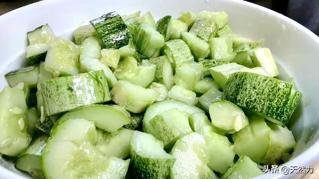 拍黄瓜等简单食品制售将简化许可的简单介绍